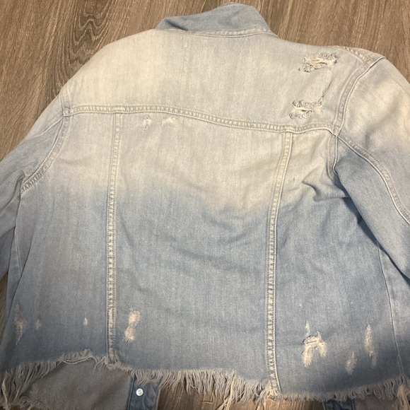 Light wash jean jacket - Picture 4 of 6